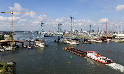 Luchtfoto van de nieuwe botlekbrug in aanbouw van Hans Elbers