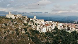 Historische Altstadt und Burgruine von Scalea von Oleg Besprozvannii