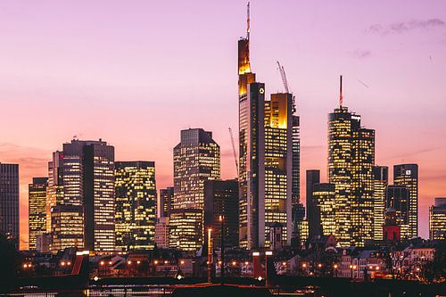 Skyline Frankfurt am Main, roze lucht en verlichte skyline