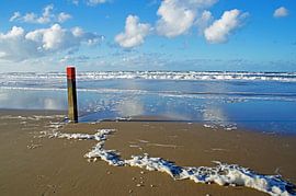 Eenzame strandpaal by Judith Cool