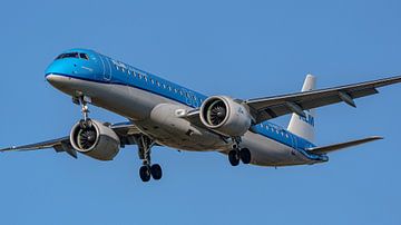 Landing KLM Cityhopper Embraer E195-E2. by Jaap van den Berg