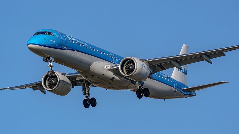 Landing KLM Cityhopper Embraer E195-E2. by Jaap van den Berg