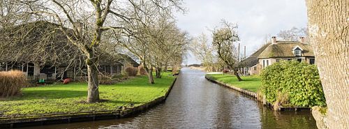 Gezicht op huizen en grachten in het dorp Dwarsgracht bij Giethoorn, Nederland