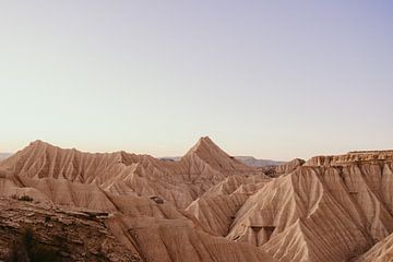 Pretty pastel sunset in Bardenas Reales, Spanje van Sarah Embrechts