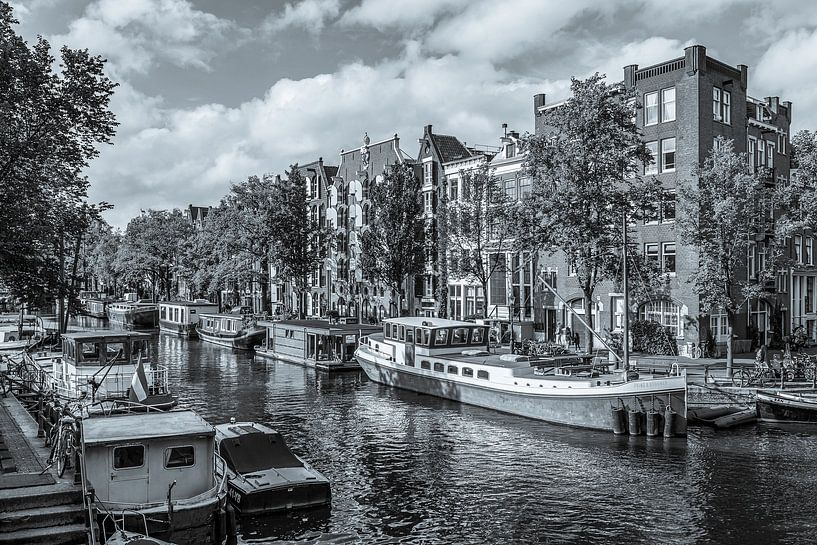 Hausboote in der Brouwersgracht in Amsterdam - monochrom von Werner Dieterich