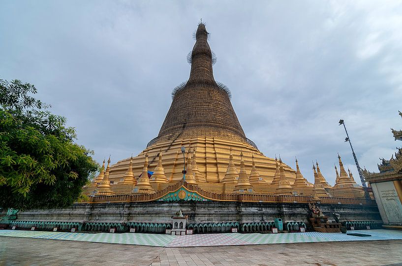 Bago Township: Shwemawdaw pagode by Maarten Verhees