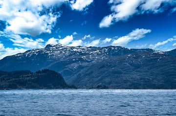 Westkap in Norwegen. Fjord und Meer mit Bewölkung und Bergen an der Küste von Martin Köbsch