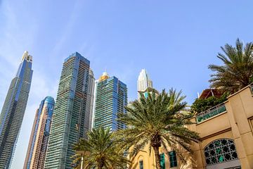 Immeubles de grande hauteur avec des façades en verre à Dubaï sur MPfoto71