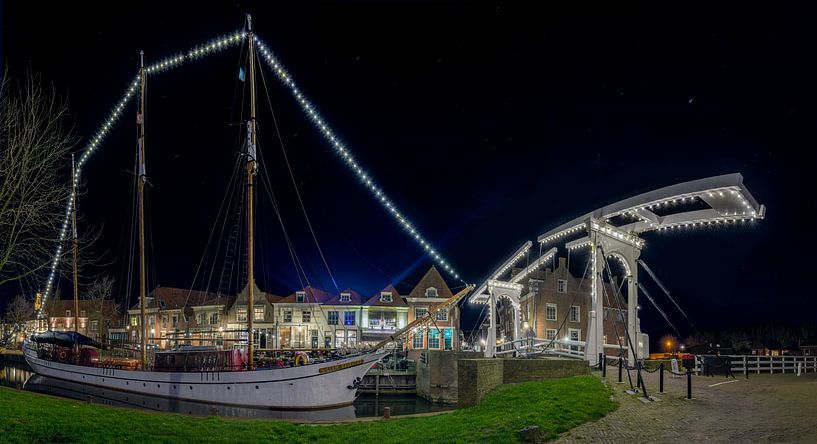Panorama foto van een verlichte zeilboot en een ophaalbrug nabij de Drommedaris by Ardi Mulder