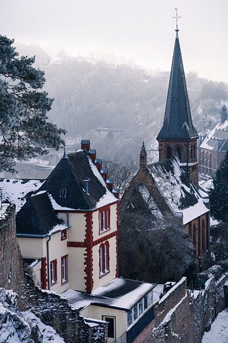 Saarburg in de winter met sneeuw