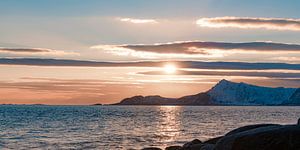 Verschneite Winterlandschaft Sonnenuntergang auf den Lofoten in Norwegen von Sjoerd van der Wal Fotografie