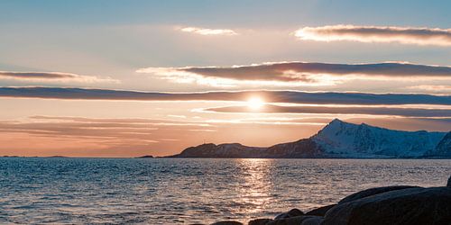 Paysage hivernal enneigé au coucher du soleil dans les Lofoten en Norvège