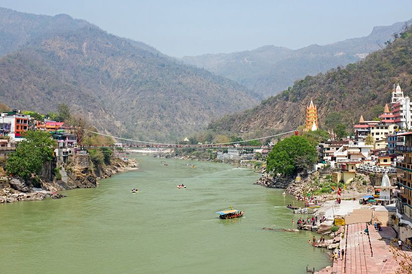 De rivier de Ganges bij Lakshman Jhula in India van Eye on You