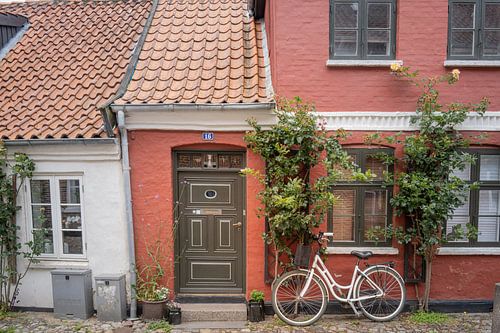 Huisje en fiets voor de deur