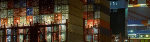 Close-up van containers op een vrachtschip bij nacht