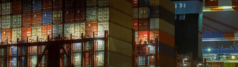 Gros plan de conteneurs sur un cargo de nuit par Jonas Weinitschke