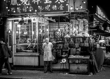 Hong Kong, Nacht markt in Kowloon, China van Ruurd Dankloff