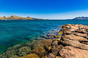 Mooie kust van de baai van Pollensa, Mallorca eiland, Spanje van Alex Winter