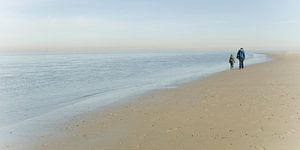 Vader en zoon lopen langs het strand van Texel van Margo Schoote