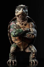 Schildkröte mit Tattoos und goldenen Accessoires von Digitale Schilderijen