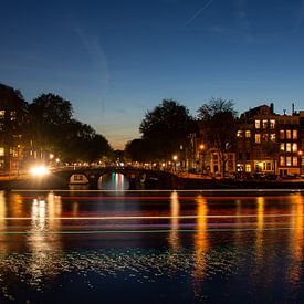 De Amsterdamse Amstel bij zonsondergang von Rolf Heuvel