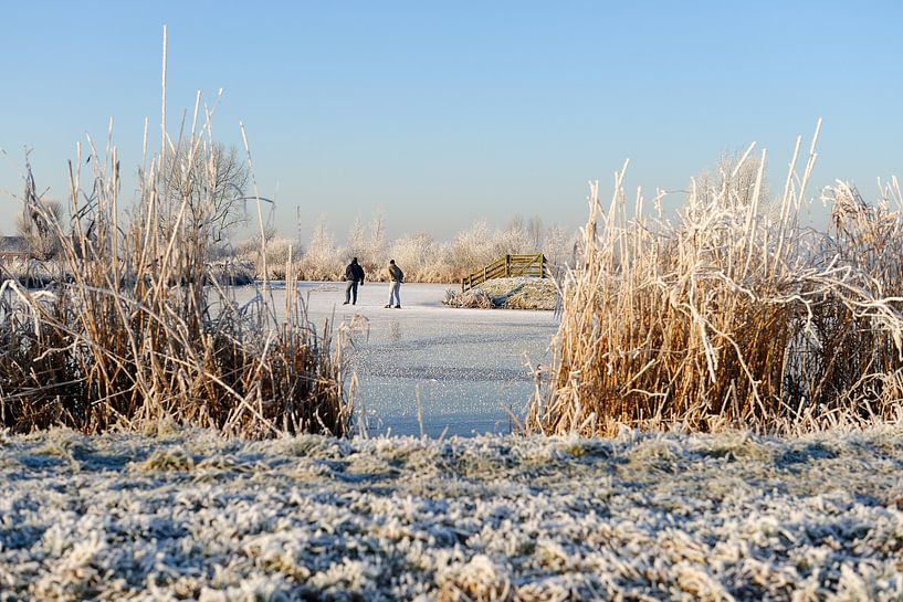 Winterlandschap met twee schaatsers van Merijn van der Vliet