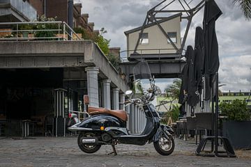 Vintage scooter op een oud haventerrein