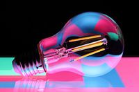 Bunte Spiegelungen in einer Lampe 6