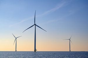 Windturbinen in einem Offshore-Windpark bei Sonnenuntergang
