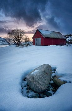 Winter landschap met vissers hut op Godøy, Ålesund, Noorwegen van qtx