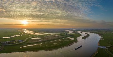 IJssel en Reevediep landschap van boven tijdens zonsondergang
