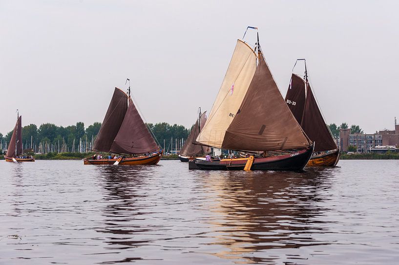 Botters zeilend op het water. van Brian Morgan