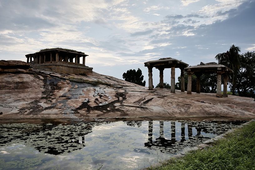 Ruins and nature: harmony in Hampi by Frank Photos