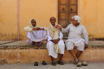 Mannen in India die even bijpraten in Jaipur