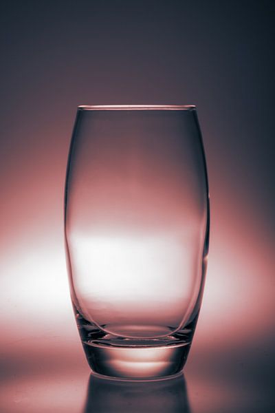 glas op zacht blauwachtige en oranje gekleurde ondergrond van Kim Willems