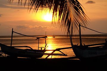 Reisdromen - zonsondergang op het strand van Bali van pixxelmixx