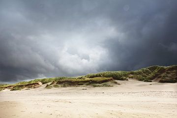 Duinen en donkere wolken op Texel van Bianca Wisseloo