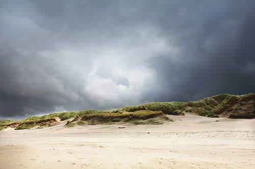 Duinen en donkere wolken op Texel