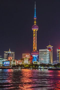 Verlichte televisietoren aan de Bund in de nacht van Shanghai van Marc Venema