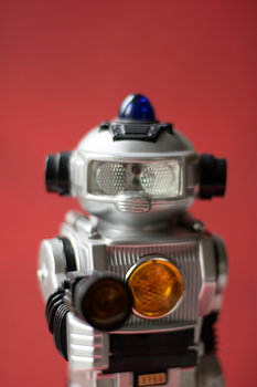 roter Hintergrund mit einem Oldtimer-Roboter-Polizisten in Metalloptik