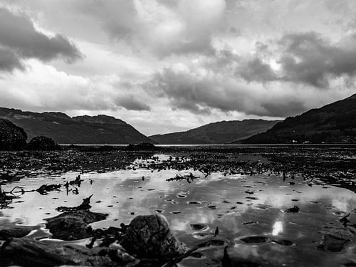 Uitzicht over meer in Schotland van Jacqueline Sinke