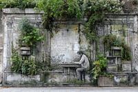 Poésie urbaine graffiti - homme écrivant à une table