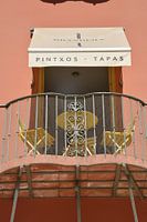Balkon met meubels pintxos tapas Malaga Spanje