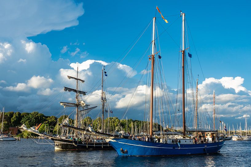Segelschiffe auf der Hanse Sail in Rostock van Rico Ködder