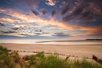 De zonsondergang aan de Nederlandse kust gezien vanuit de duinen
