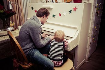 Vater und Sohn spielen Klavier
