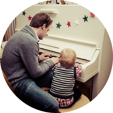 vader en zoon spelen piano van Kim Groenendal