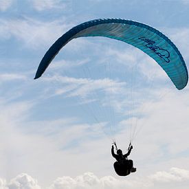 Paragliding by Kees van Dun