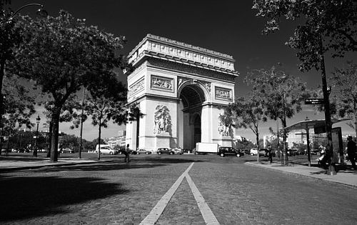 Het monument Arc De Triomphe - Parijs, Frankrijk (zwart wit)