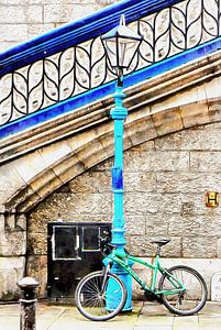 An einem Laternenpfahl an der Tower Bridge lehnend